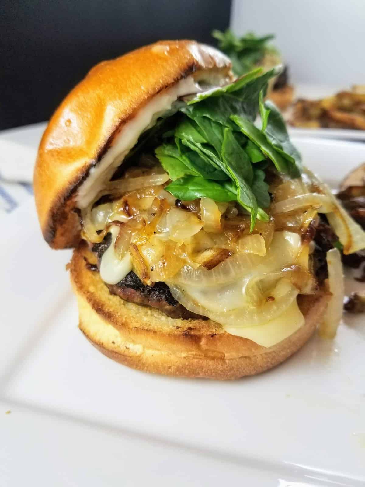 Fransız Brie ve Karamelize Soğan Burger