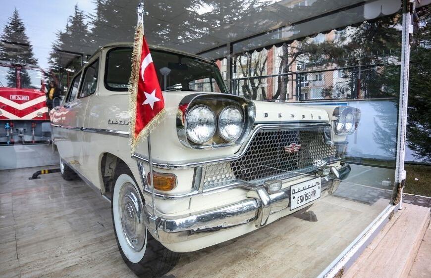Devrim Arabaları: 129 Günde Yazılan ve Bir Depo Benzinle Gölgelenen Hikaye