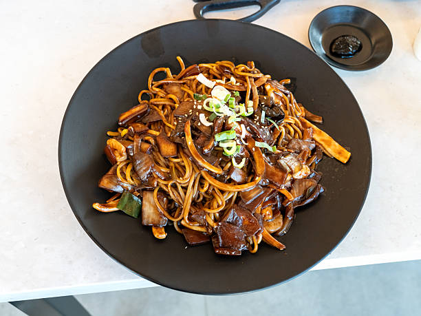 Jjajangmyeon: Siyah Soslu Eriştenin Hikayesi