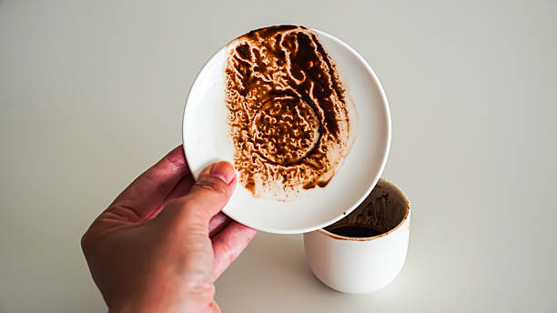 Fincanın İçi Başka Söyler, Tabağı Başka Anlatır