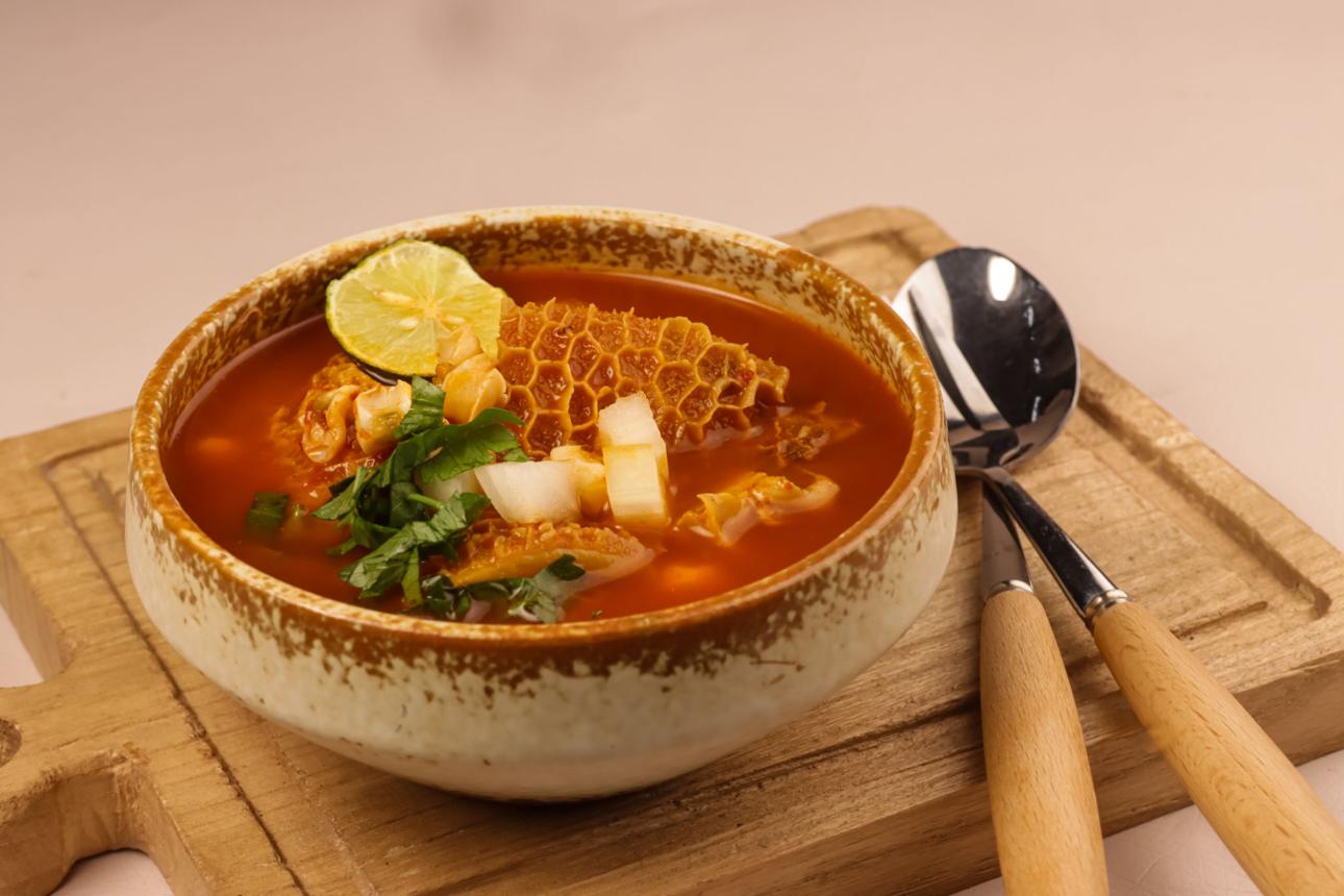Menudo (Meksika Usulü İşkembe Çorbası)