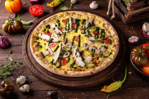 Pesto Soslu Tavuklu Akdeniz Pizzası