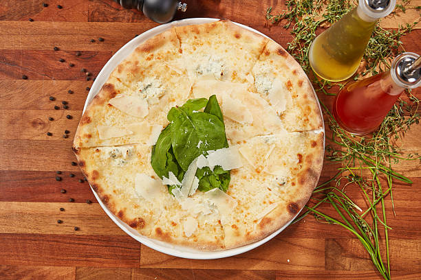 Quattro Formaggi Pizza: Dört Peynirli İtalyan Klasiği